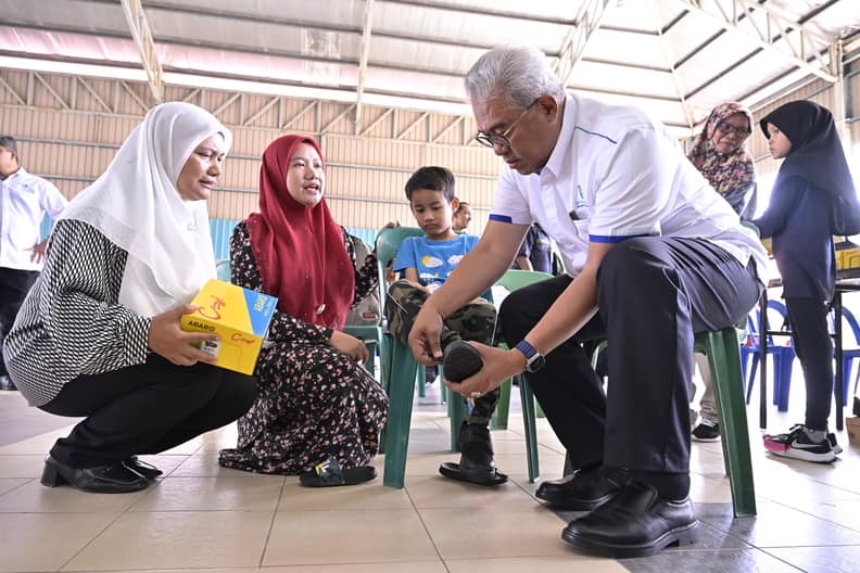 Yayasan UMPSA distributes 'Back To School' donations for staff children